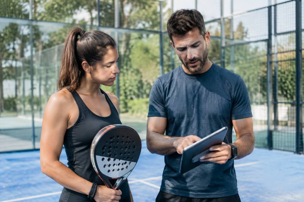 Les critères à vérifier avant de réserver une séance avec un coach padel